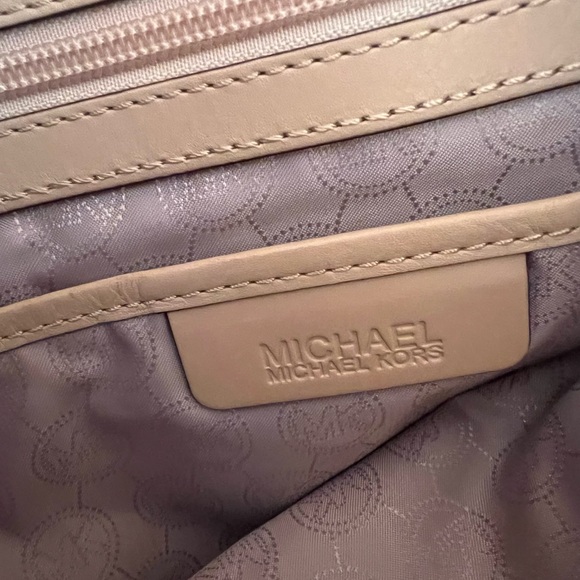 EUC Michael Kors Jet Set Multifunctional Leather Tote Top...